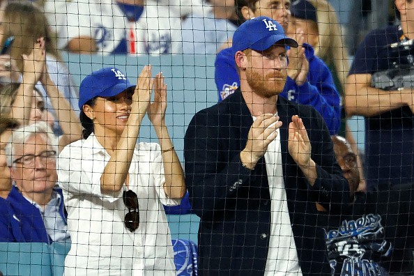Meghan Markle e o Príncipe Harry surgem de surpresa e assistem ao jogo dos Dodger's, em Los Angeles