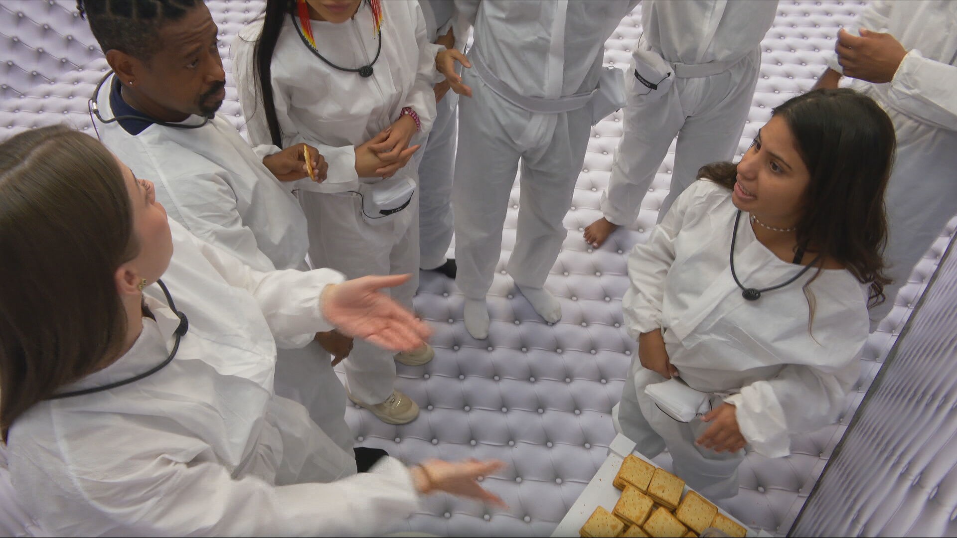 Candidatos fazem divisão de biscoitos e improvisam funk no Quarto Branco