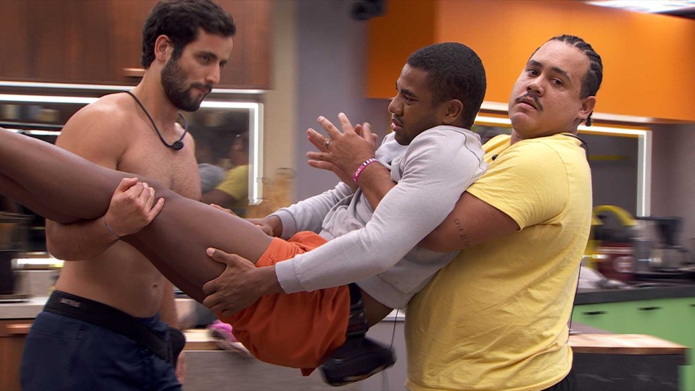 Davi é carregado por brothers até o Confessionário — Foto: Globo