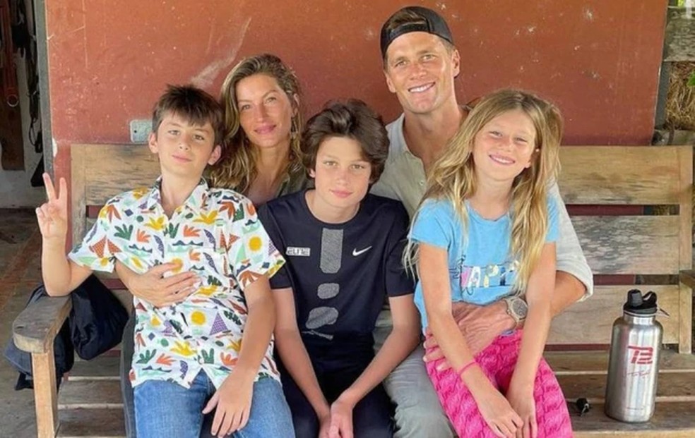 Gisele Bündchen com Tom Brady, os dois filhos do casal, Benjamin e Vivian e o enteado, John (ao centro), quando ainda eram casados — Foto: Reprodução/Instagram