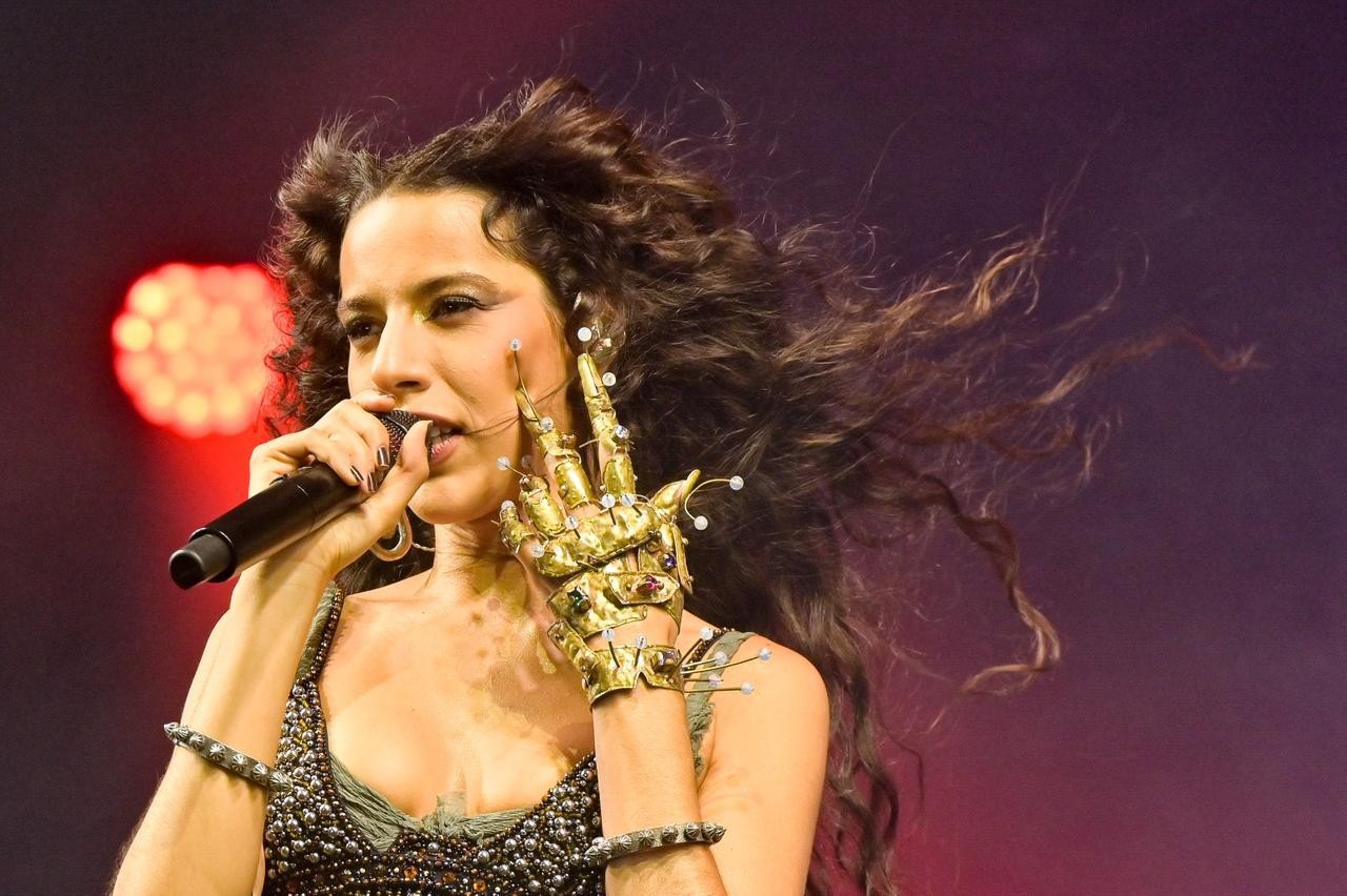 Após críticas, Marina Sena fala sobre não querer casar com Juliano Floss: 'É só namorar pra sempre'