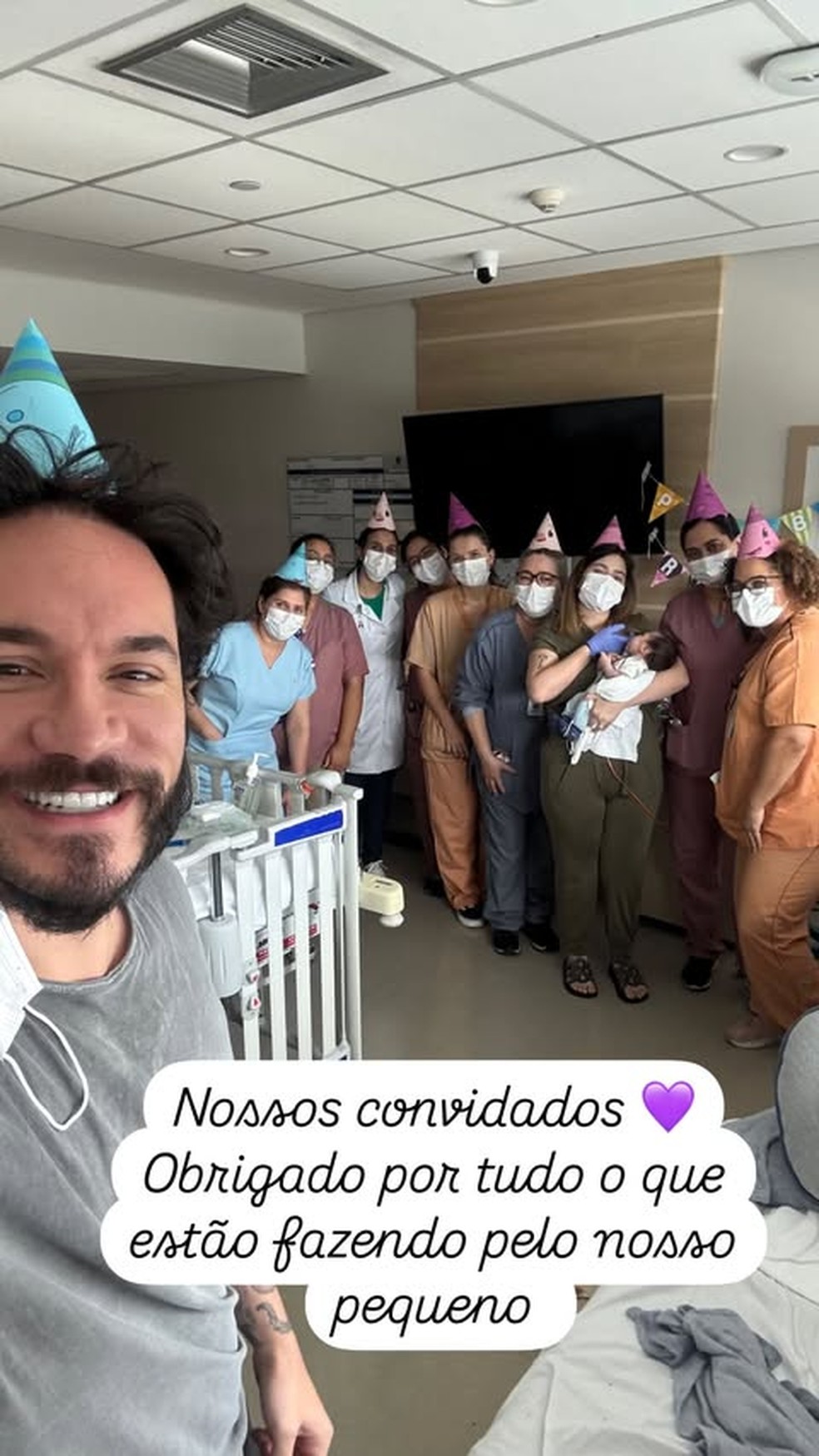 Eliezer mostra mesversário de Ravi em hospital — Foto: Reprodução/Instagram