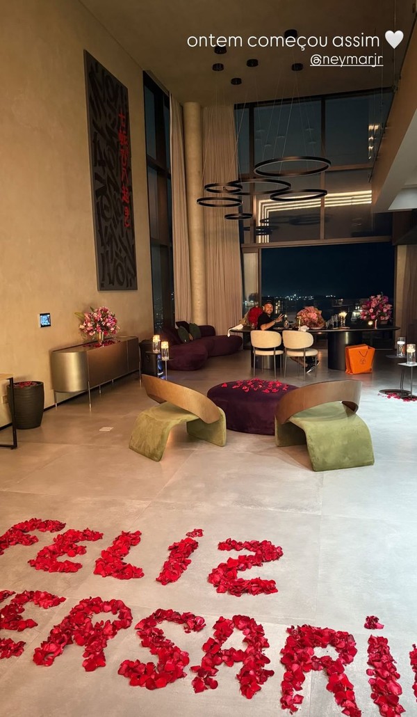 Bruna Biancardi ganha 'feliz aniversário' com pétalas de rosas de Neymar — Foto: Reprodução/Instagram