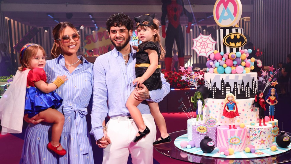 Virginia Fonseca e Zé Felipe com as filhas — Foto: Brazil News/Manu Scarpa