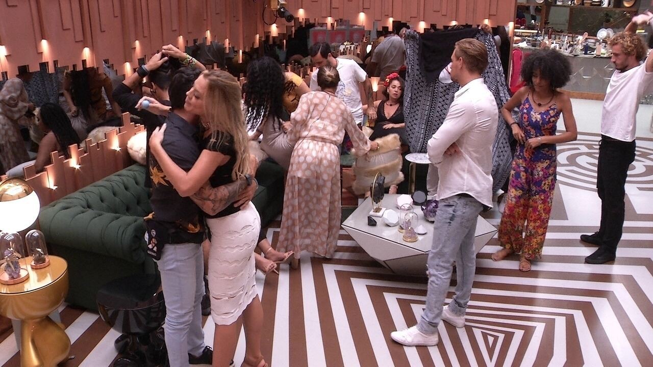 Gustavo dá beijo em Isabella e deseja boa sorte em noite de Eliminação ...