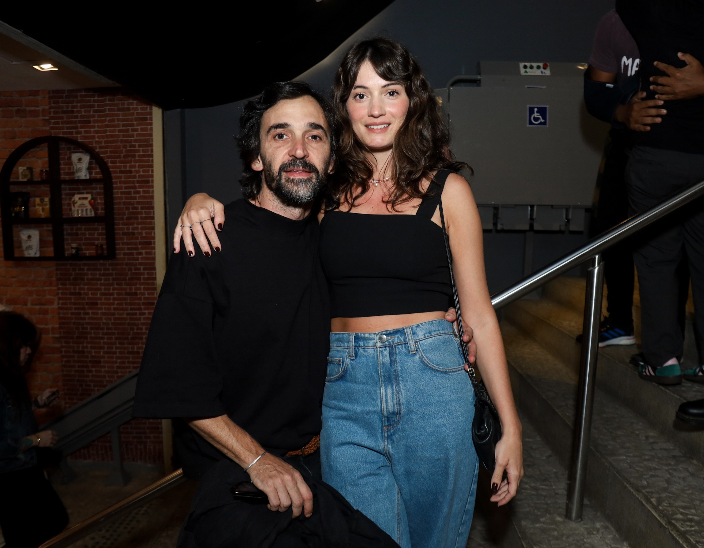 Famosos prestigiam pré-estreia de 'Manas', novo filme de Dira Paes