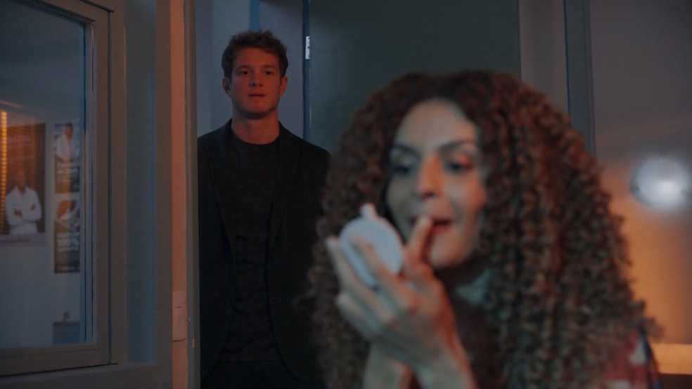 Três Graças: Leonardo pede Viviane em namoro — Foto: Reprodução/TV Globo