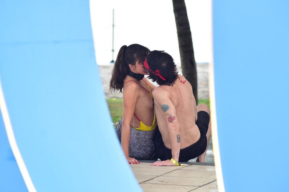 Fiuk é flagrado em momento quente com modelo na Farofa da Gkay — Foto: AgNews