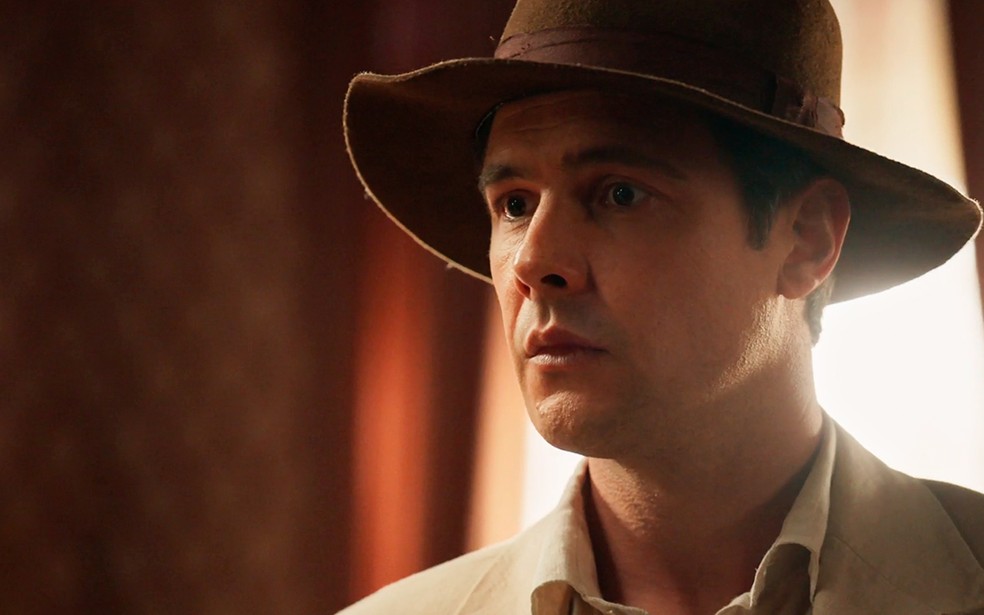 Candinho (Sergio Guizé) sofre ao ceder à chantagem de Zulma (Heloisa Périssé) e perder Dita (Jeniffer Nascimento) - Êta Mundo Melhor! — Foto: Globo