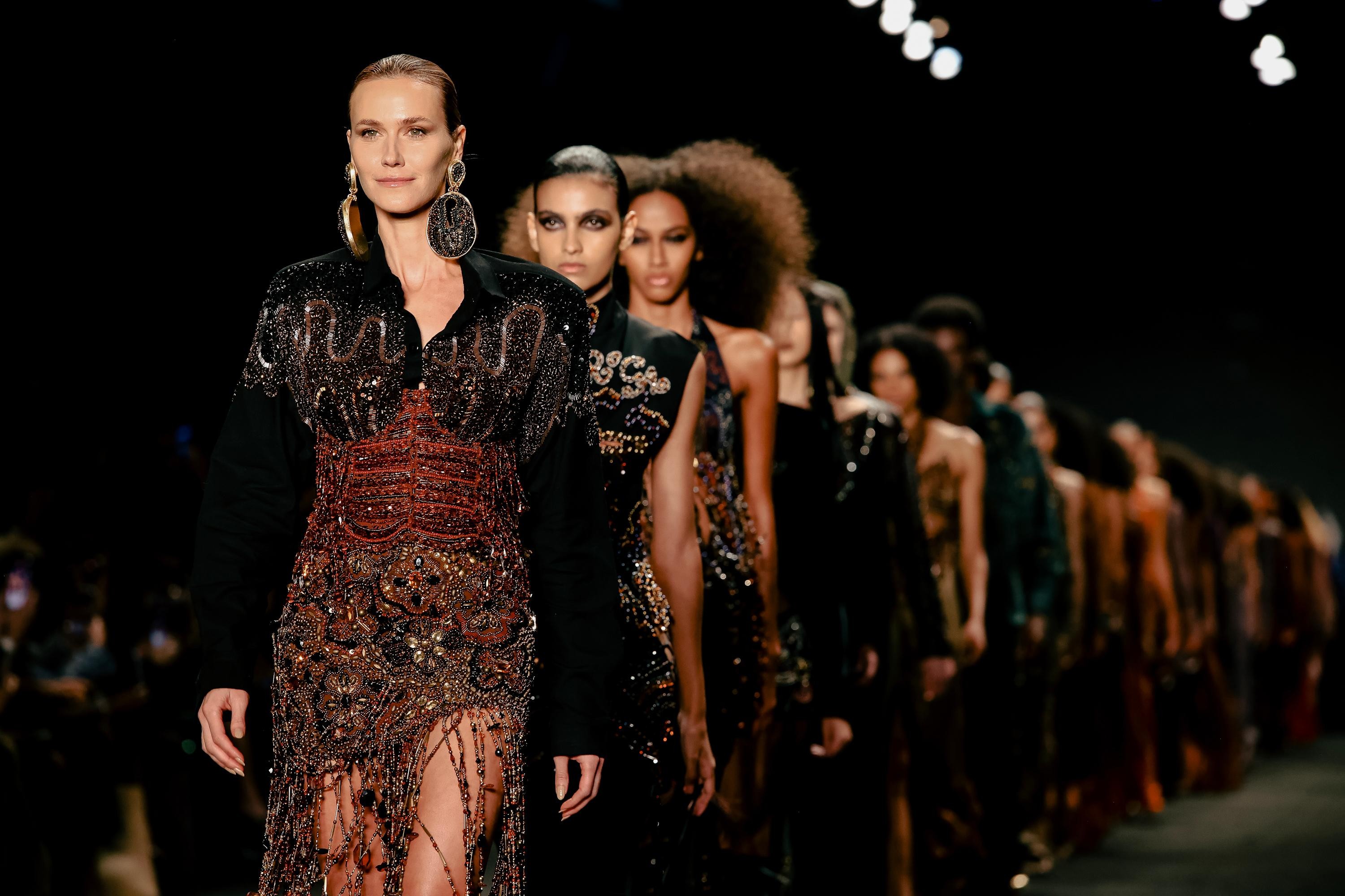 Rio Fashion Week: Hisha estreia com desfile que transforma o tempo do bordado em manifesto
