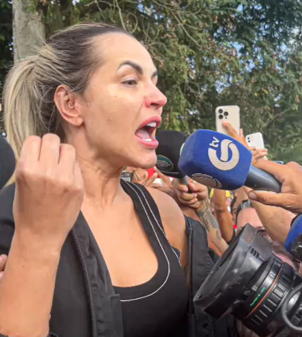 Deolane Bezerra na saída da prisão — Foto: Ag.News/Genival Paparazzi