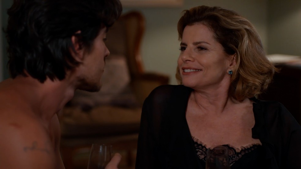 Em Vale Tudo, Odete curte romance com Heitor — Foto: Globo