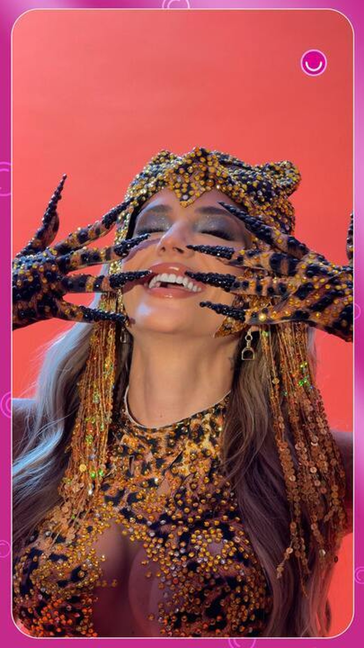 Gabi Martins chega para desfile da Vila Isabel: 'Fantasia mais pesada que já usei'