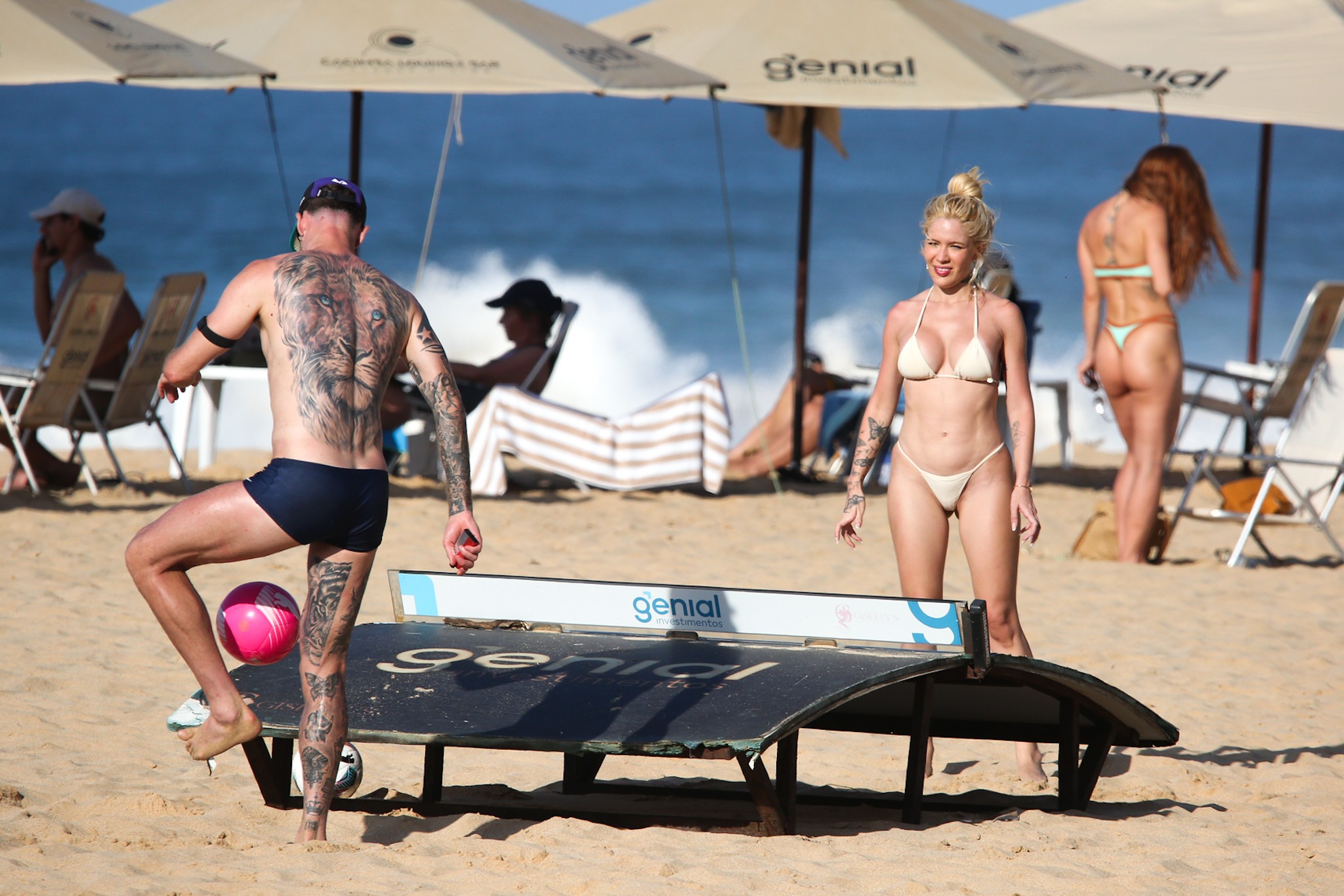 Leo Pereira e Karoline jogam futmesa na praia em Fernando de Noronha