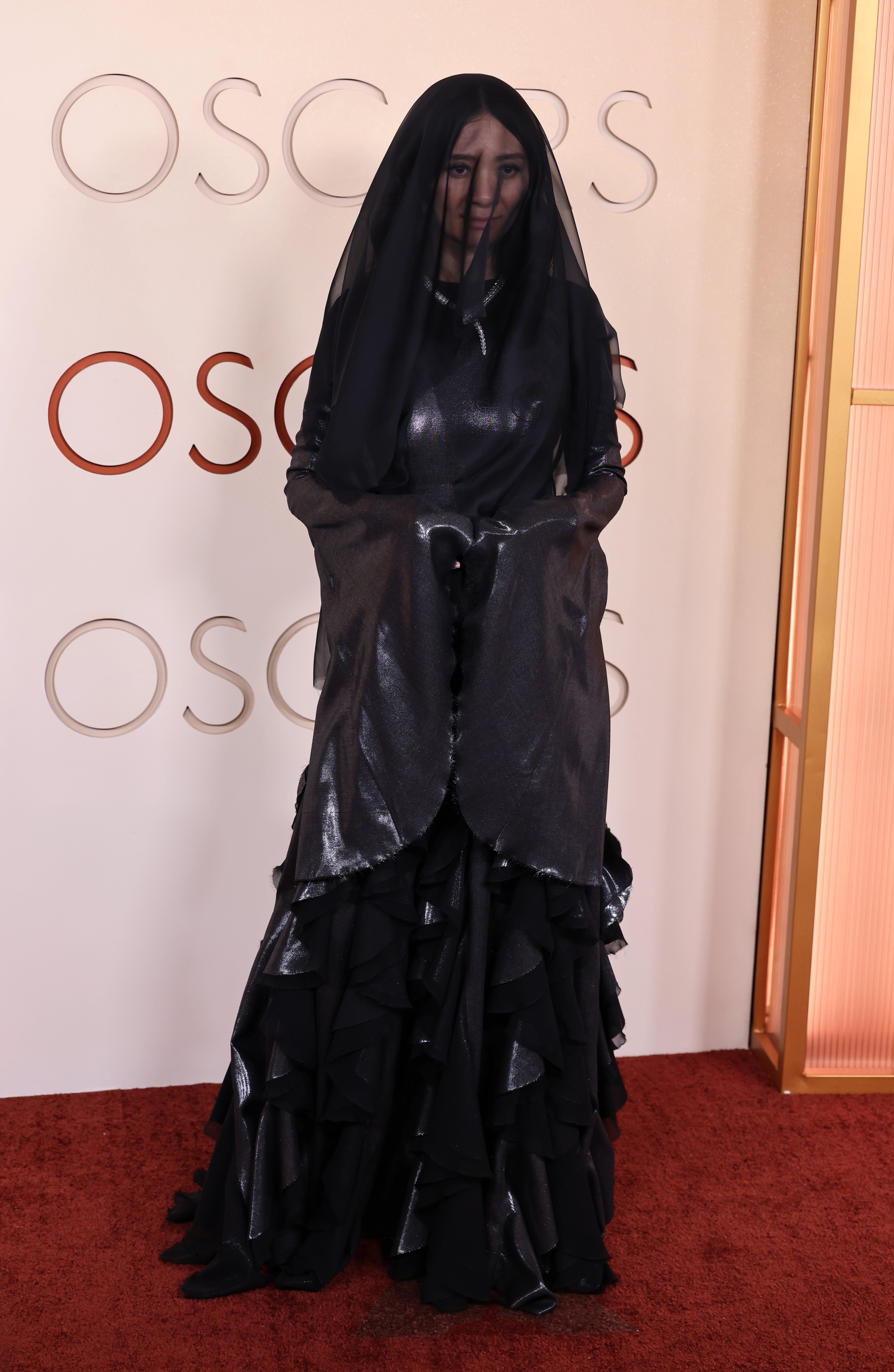 Oscar® 2026: Diretora da 'Hamnet', Chloe Zhao chega com véu preto tapando seu rosto