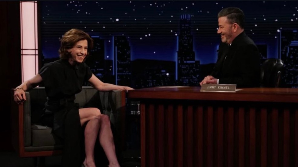 Fernanda Torres participa do programa de Jimmy Kimmel, fala do 'medo' de voltar ao Brasil e exalta mãe: 'Grande estrela' | Globoplay | gshow