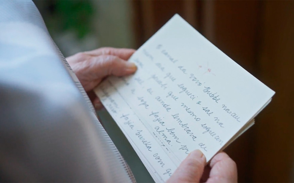 Rosa derruba seus cartões de memória em Dona de Mim — Foto: Globo