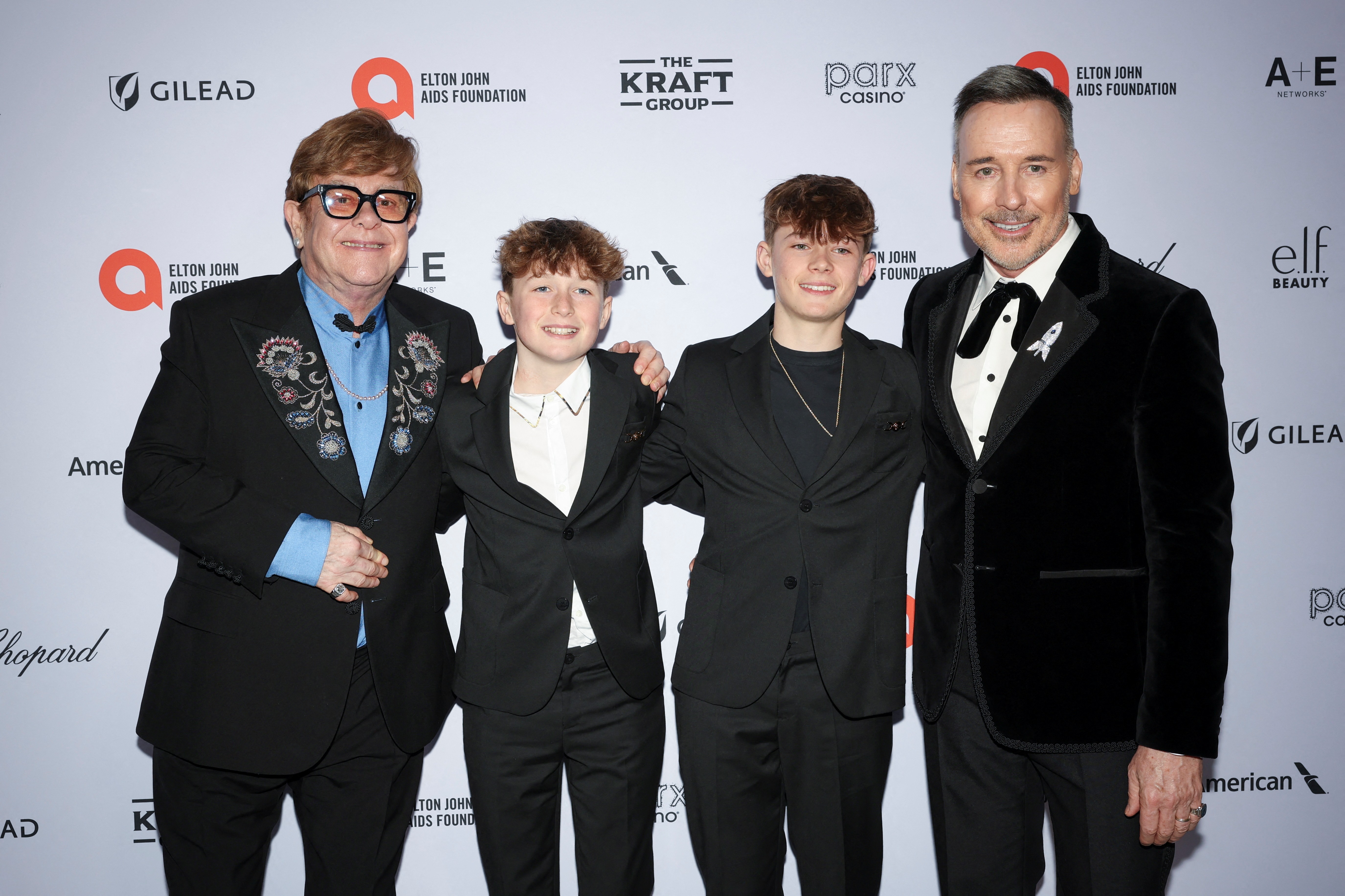 Elton John com o marido David Furnish e os filhos na Sardenha