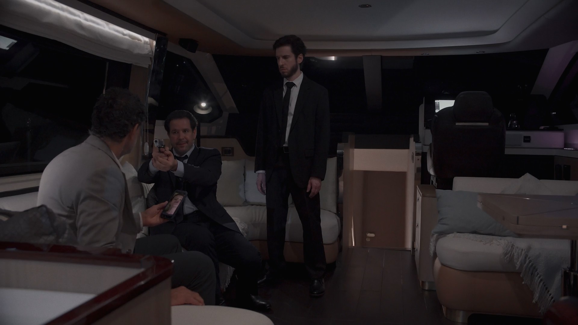 Três Graças: Rogério aceita escrever a carta após ver vídeo de Raul sendo torturado