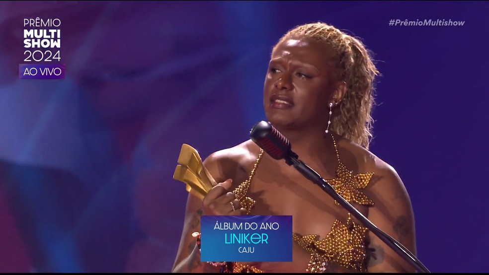 Liniker foi às lágrimas ao receber o prêmio de Artista do Ano — Foto: Reprodução