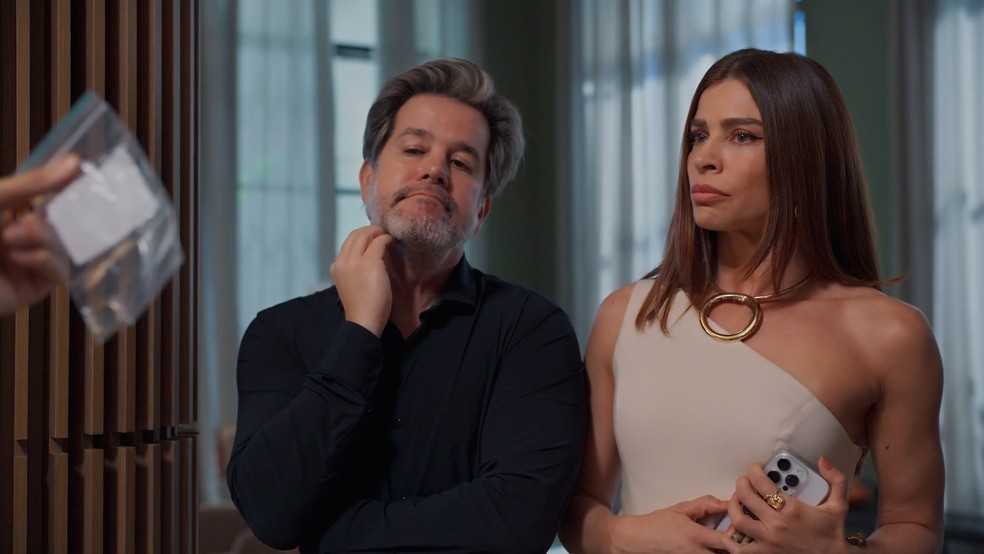 Três Graças: Paulinho encurrala Arminda com prova de crime — Foto: Globo