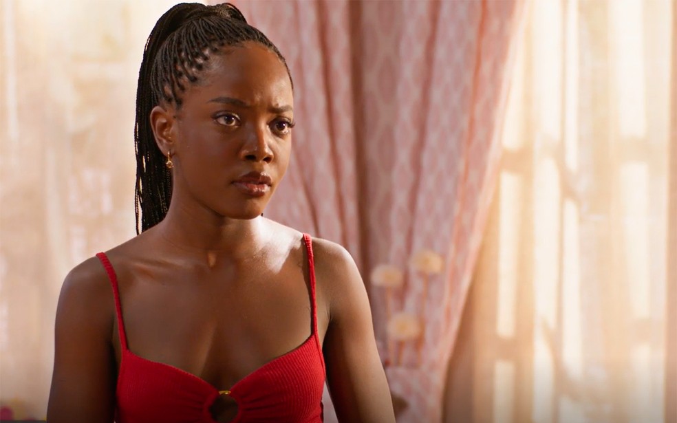 Leo fica chateada com beijo de Marlon e Bárbara em Dona de Mim — Foto: Globo