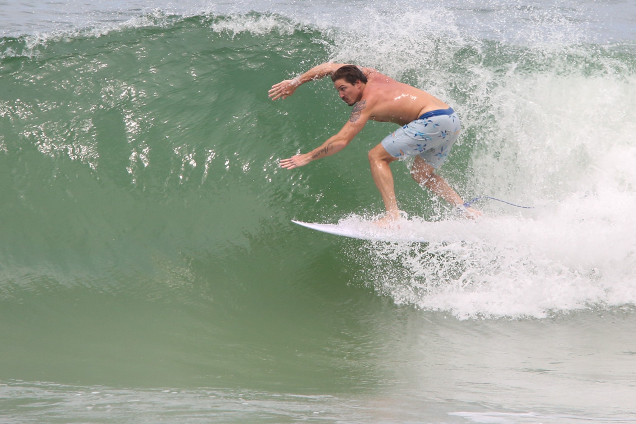 Romulo Arantes Neto surfa na praia de São Conrado e capricha nas manobras no mar