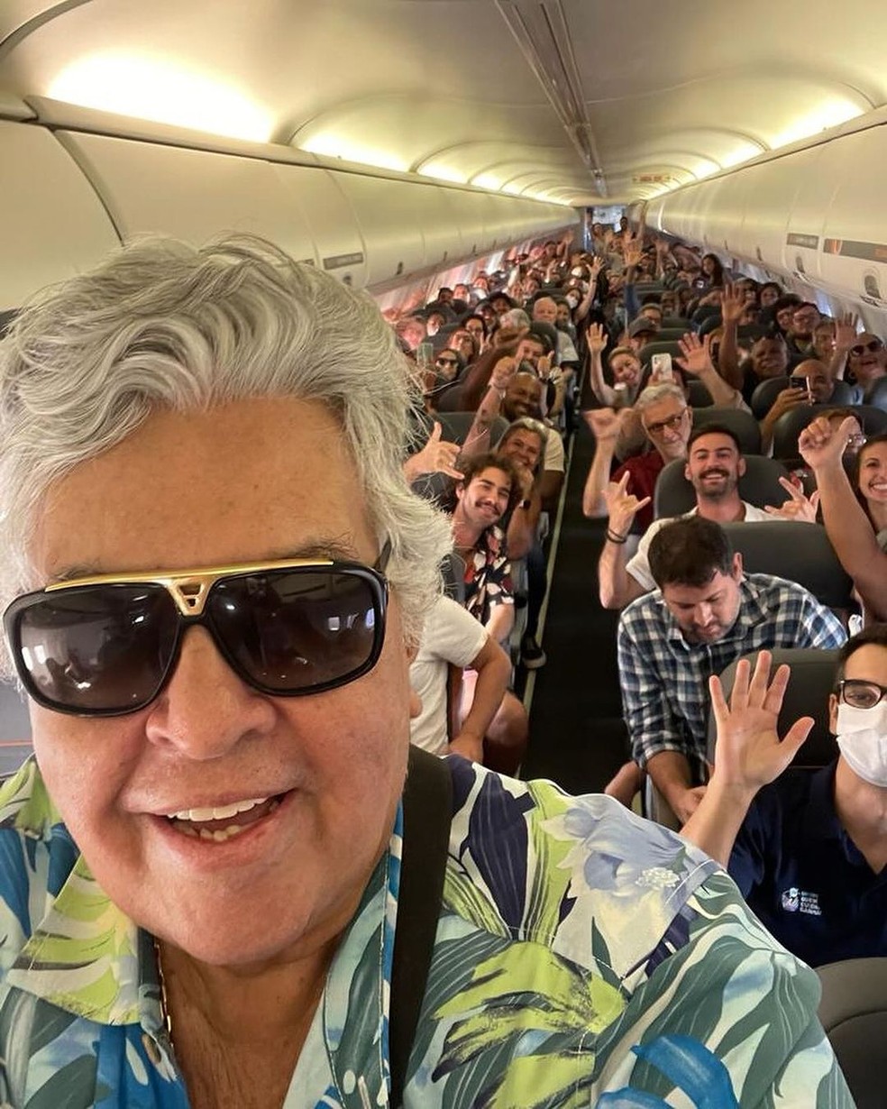 Sidney Magal fez a alegria dos passageiros do voo Recife-Salvador — Foto: Reprodução Instagram