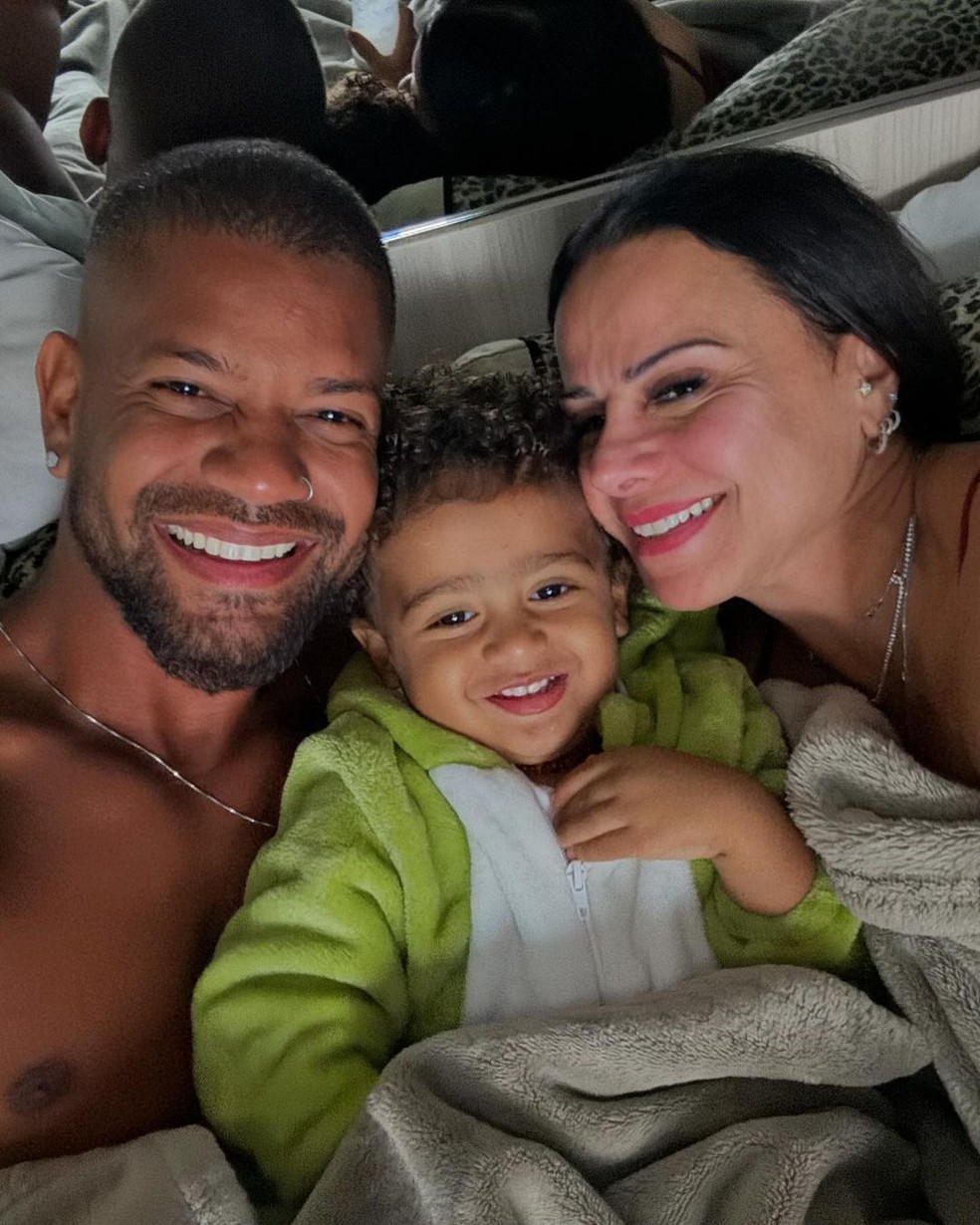 Guilherme Militão parabeniza Viviane Araujo pelos 50 anos com foto da 1ª viagem juntos: 'Mulher incrível e mãe maior ainda' | Gshow