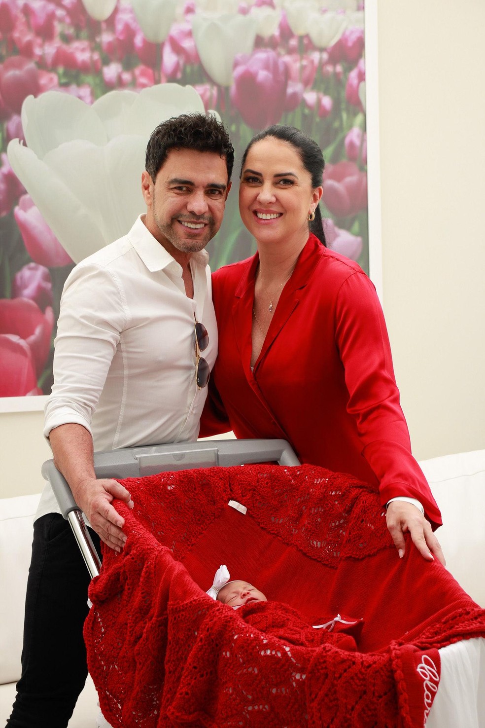 Zez&eacute; Di Camargo e Graciele com a pequena Clara &mdash; Foto: Divulga&ccedil;&atilde;o