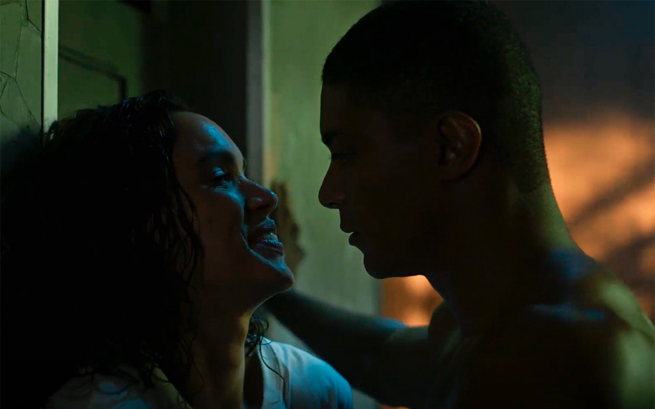 Dona de Mim: Marlon entrega documentos para viajar aos Estados Unidos e comemora com Bárbara no chuveiro