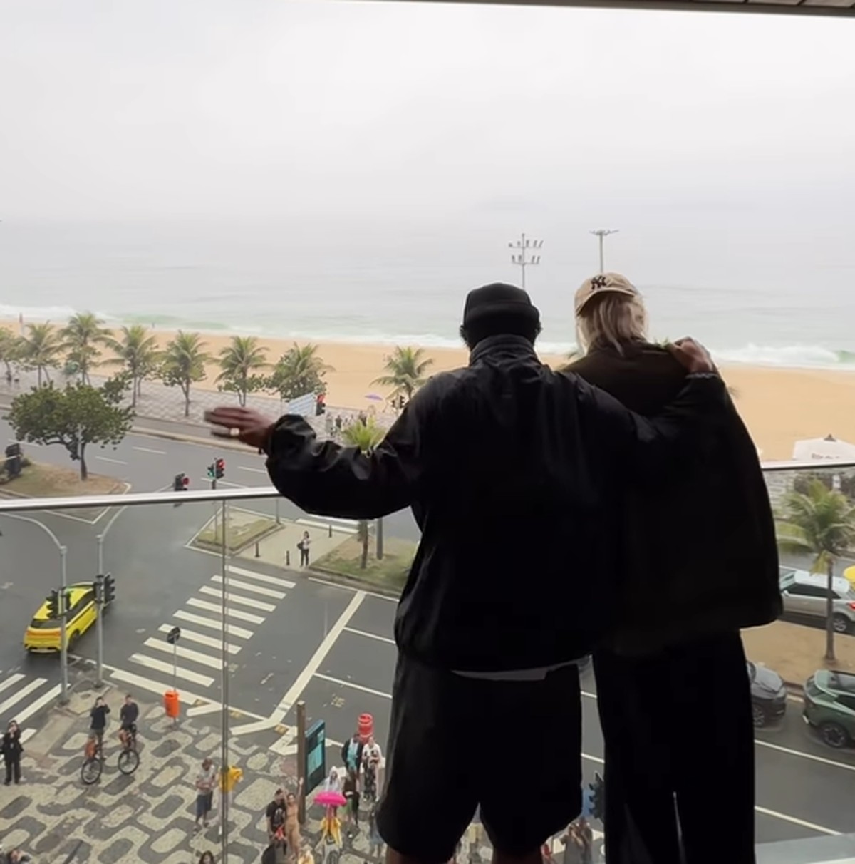 Rosé mostra sintonia com Bruno Mars ao aparição em sacada de