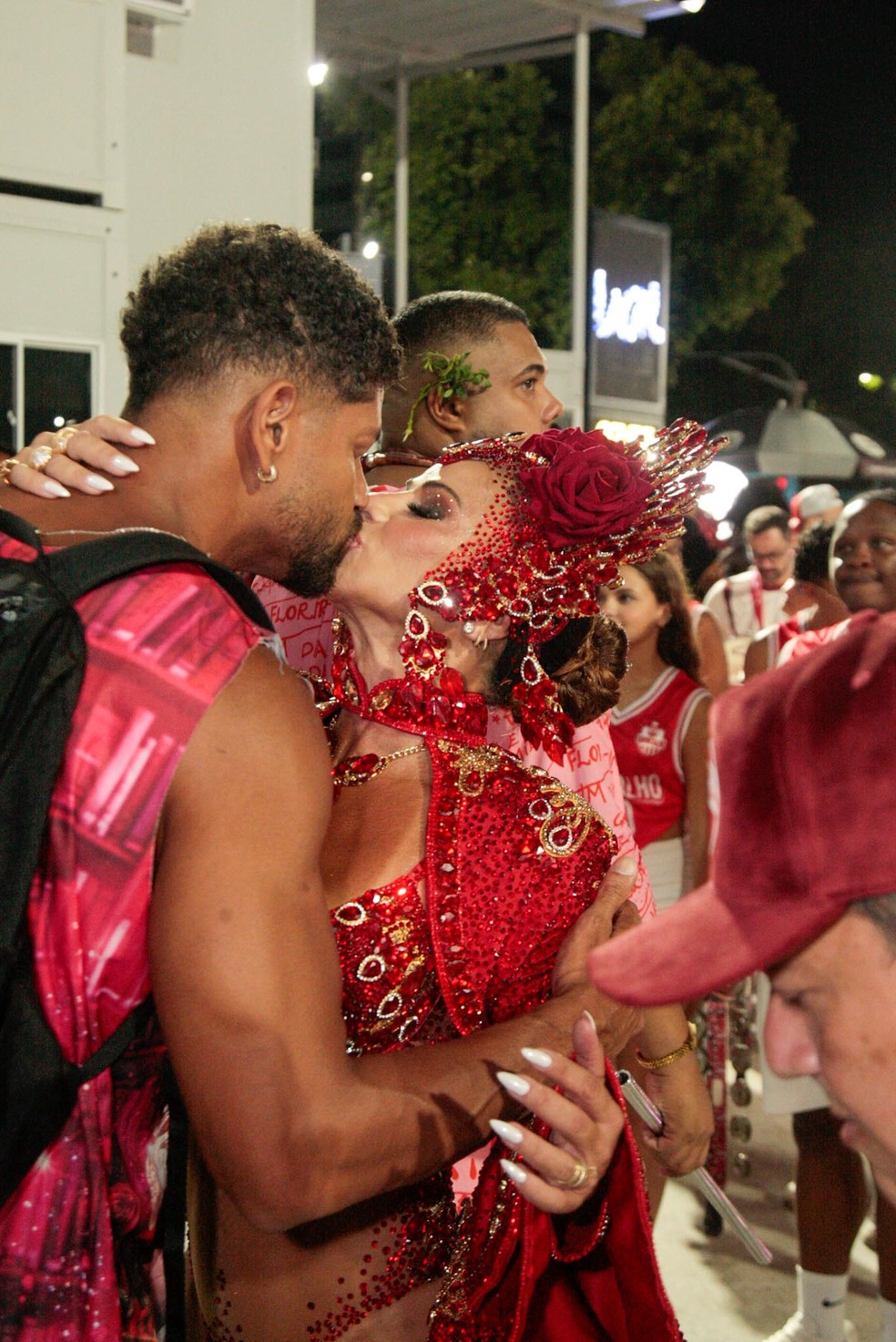Viviane Araujo recebe carinho do marido, em ensaio técnico do Salgueiro — Foto: Paulo Tauil/AgNews