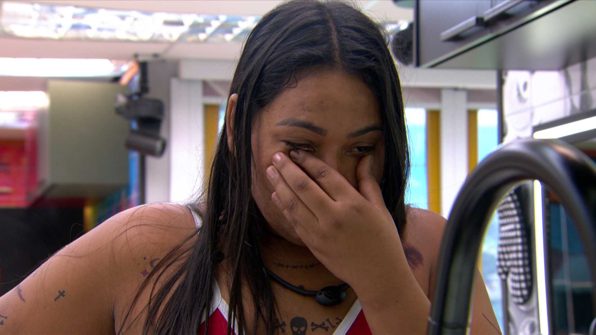 BBB 26: Chaiany chora por saudades da família