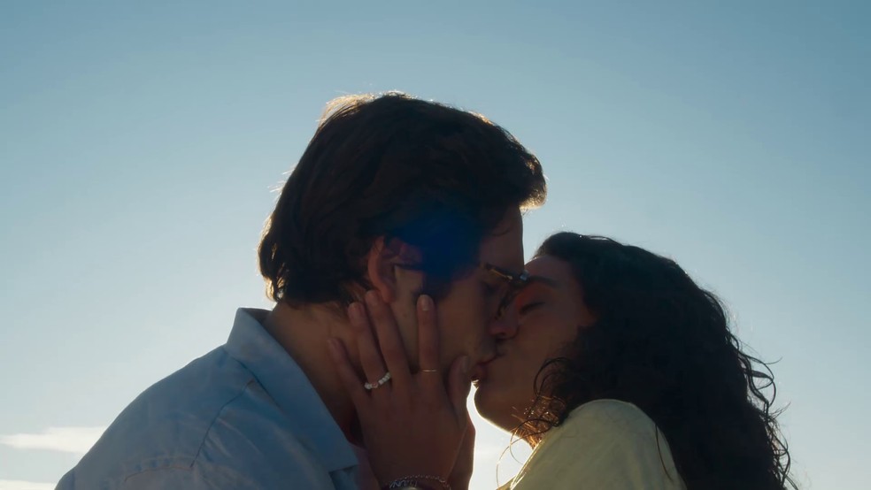 Em Fuzuê, Miguel (Nicolas Prattes) e Luna (Giovana Cordeiro) se beijam para primeira vez — Foto: Globo