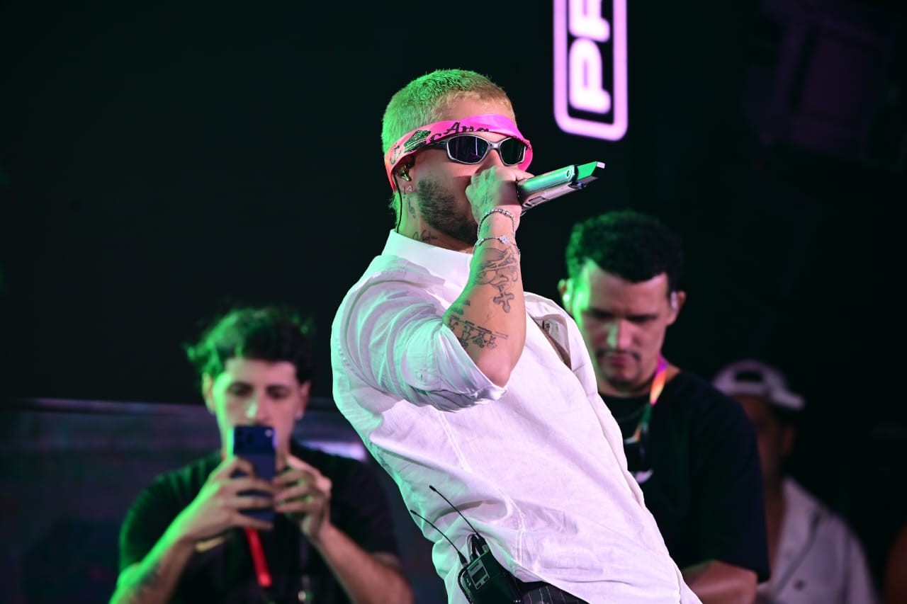 Zé Felipe usa faixa de Ana Castela e chapéu rosa em show no navio temático da ex