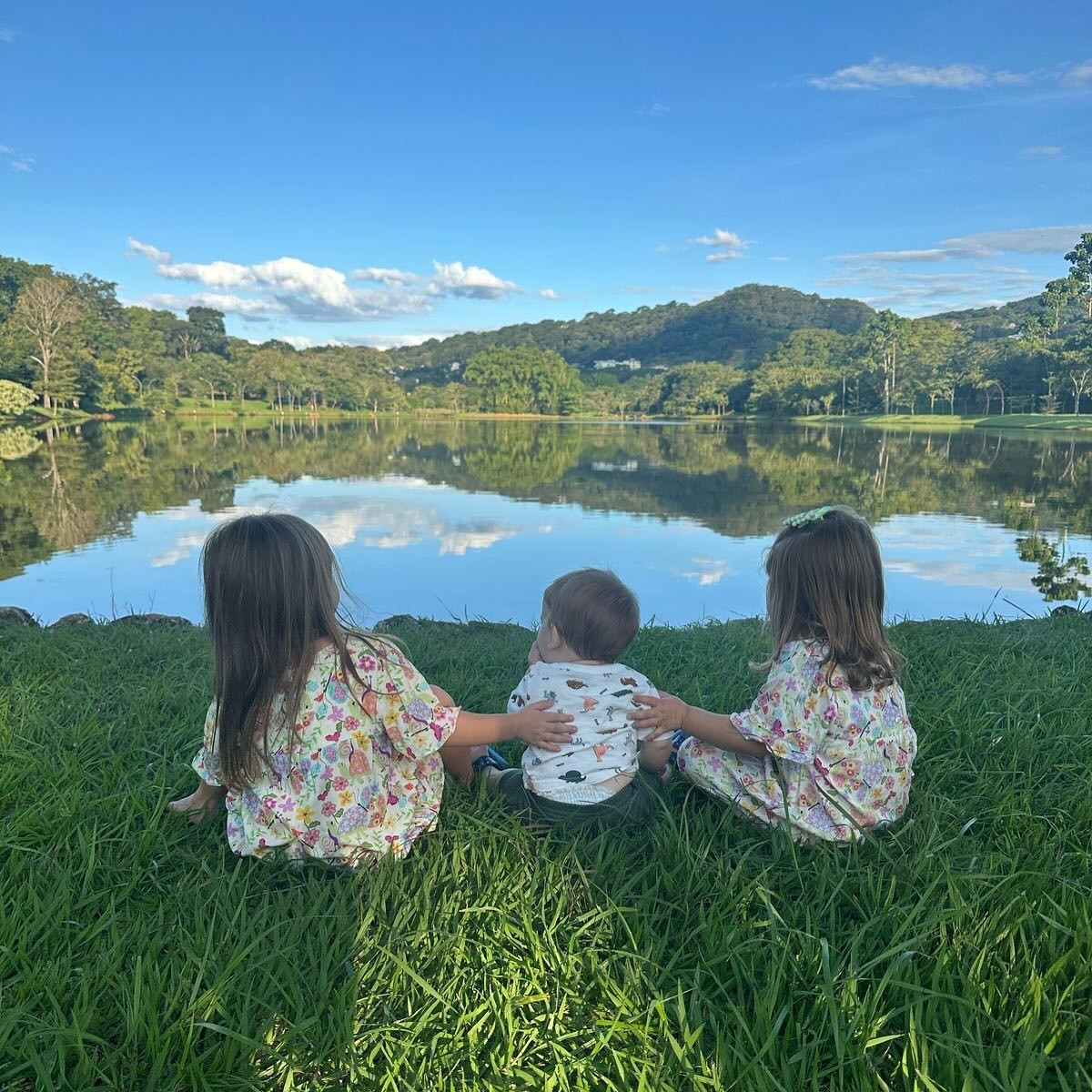 Virginia posta foto dos três filhos e reflete: 'Vai com calma tempo'