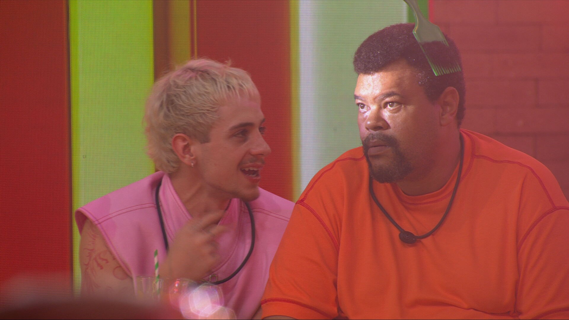 Babu Santana escuta que Breno e outro brother não votariam em sisters e diz: 'Que idiotas'