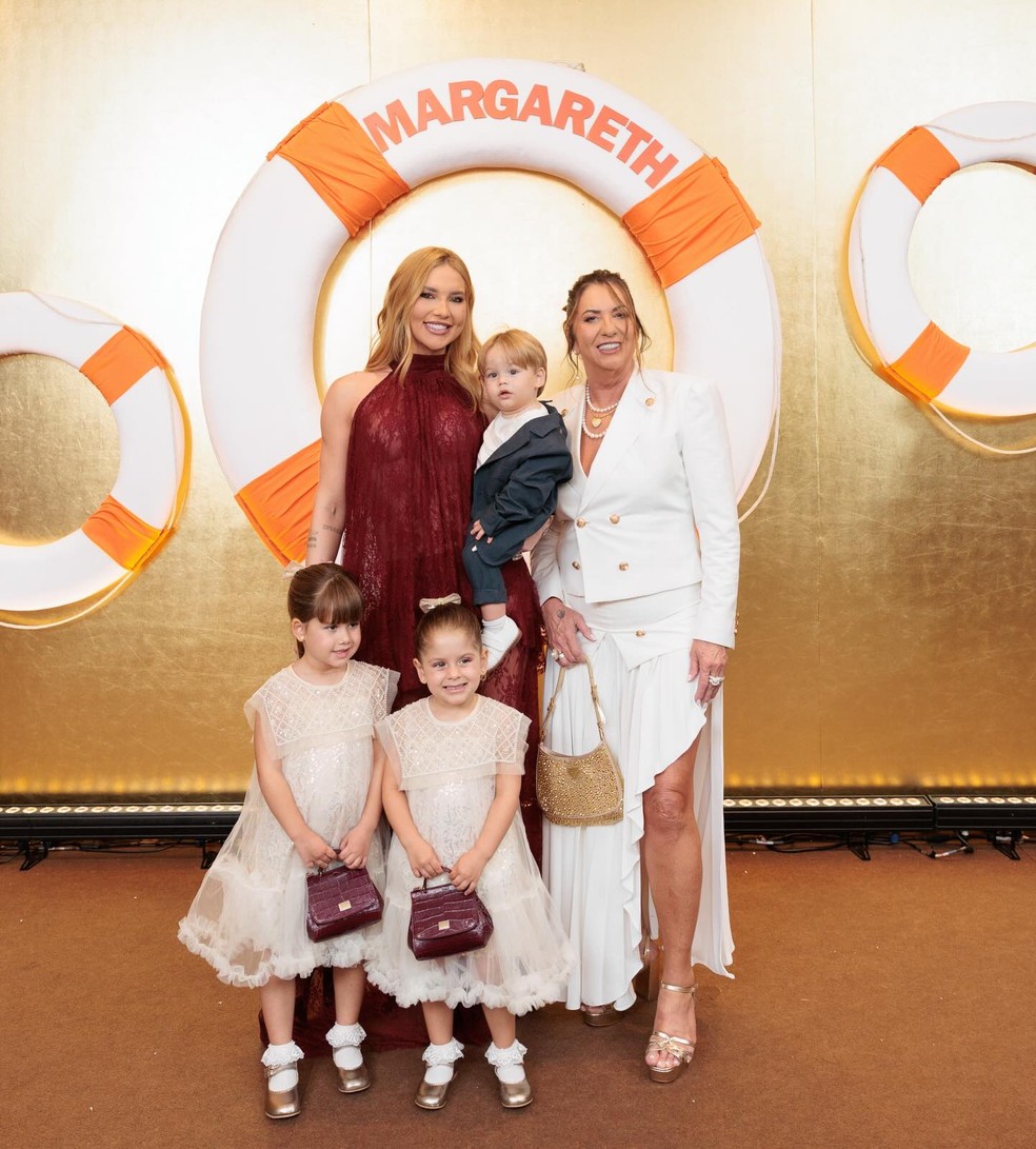 Virginia posa ao lado da mãe em festão de aniversário em cruzeiro — Foto: Instagram/Virginia Fonseca