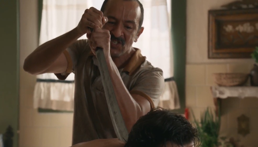 Tião colocará seu facão sobre Egídio — Foto: Reprodução/TV Globo