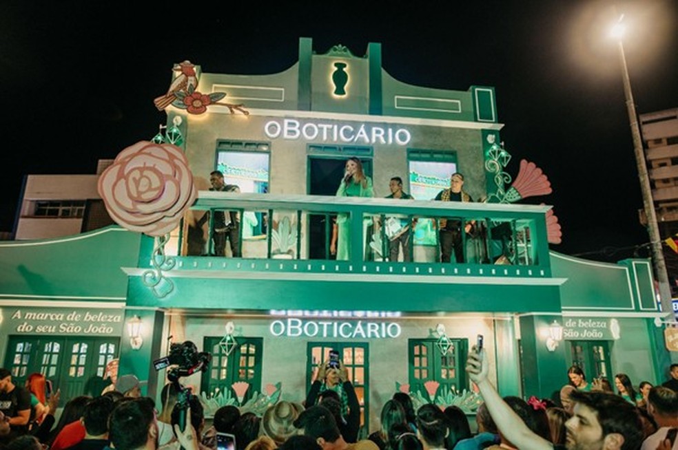 Cantora Solange Almeida emocionou o público direto da varanda — Foto: Agência Boat