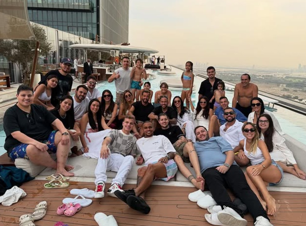 Neymar posta foto ao lado de Bruna Biancardi e amigos no último dia de 2024 — Foto: Reprodução/Instagram
