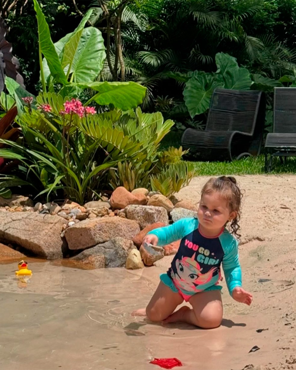 Lua brinca no lago da casa da família — Foto: Reprodução