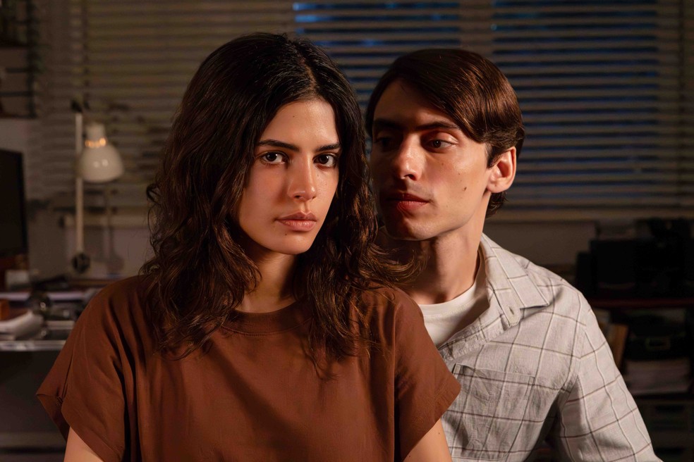 Julia Dalavia e Jaffar Bambirra como Clarice e Téo em Dias Perfeitos — Foto: Divulgação/Globo