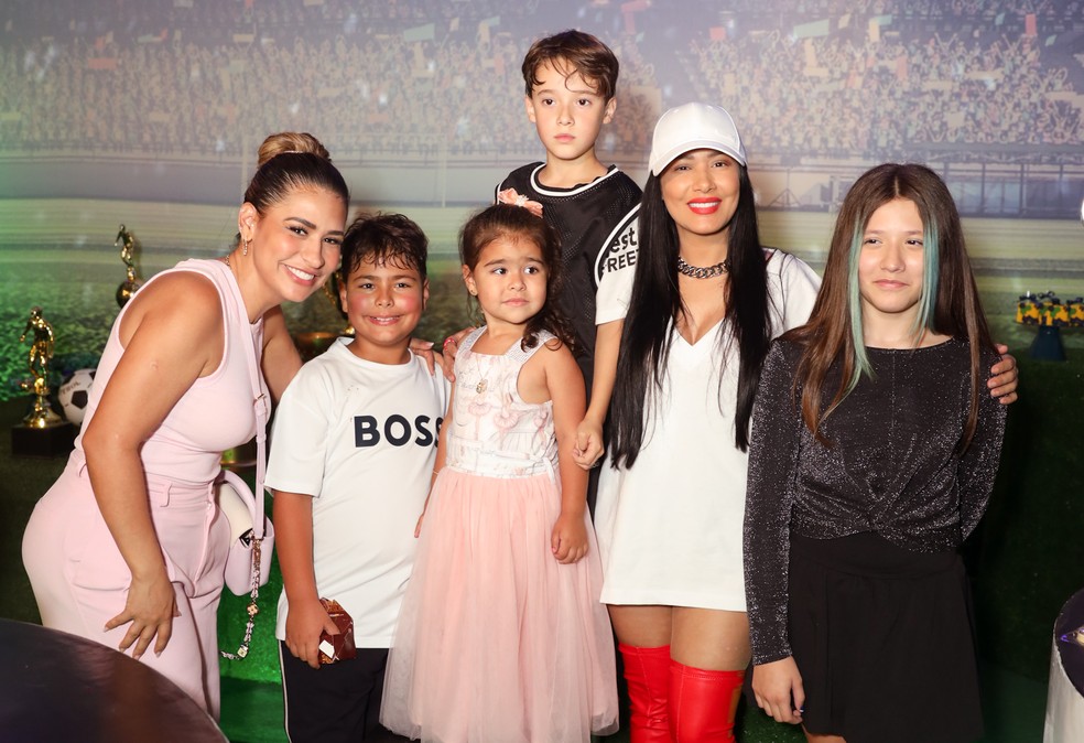 Simone e Simaria posam juntos com os filhos no aniversário de Pawel, filho de Simaria — Foto: Brazil News