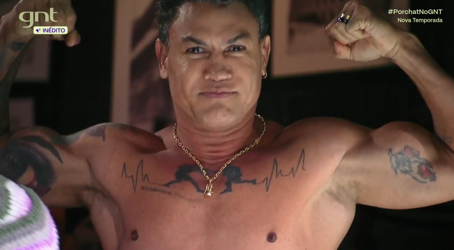 No 'Que História é Essa, Porchat?', Popó mostra tatuagem em homenagem a Whindersson Nunes