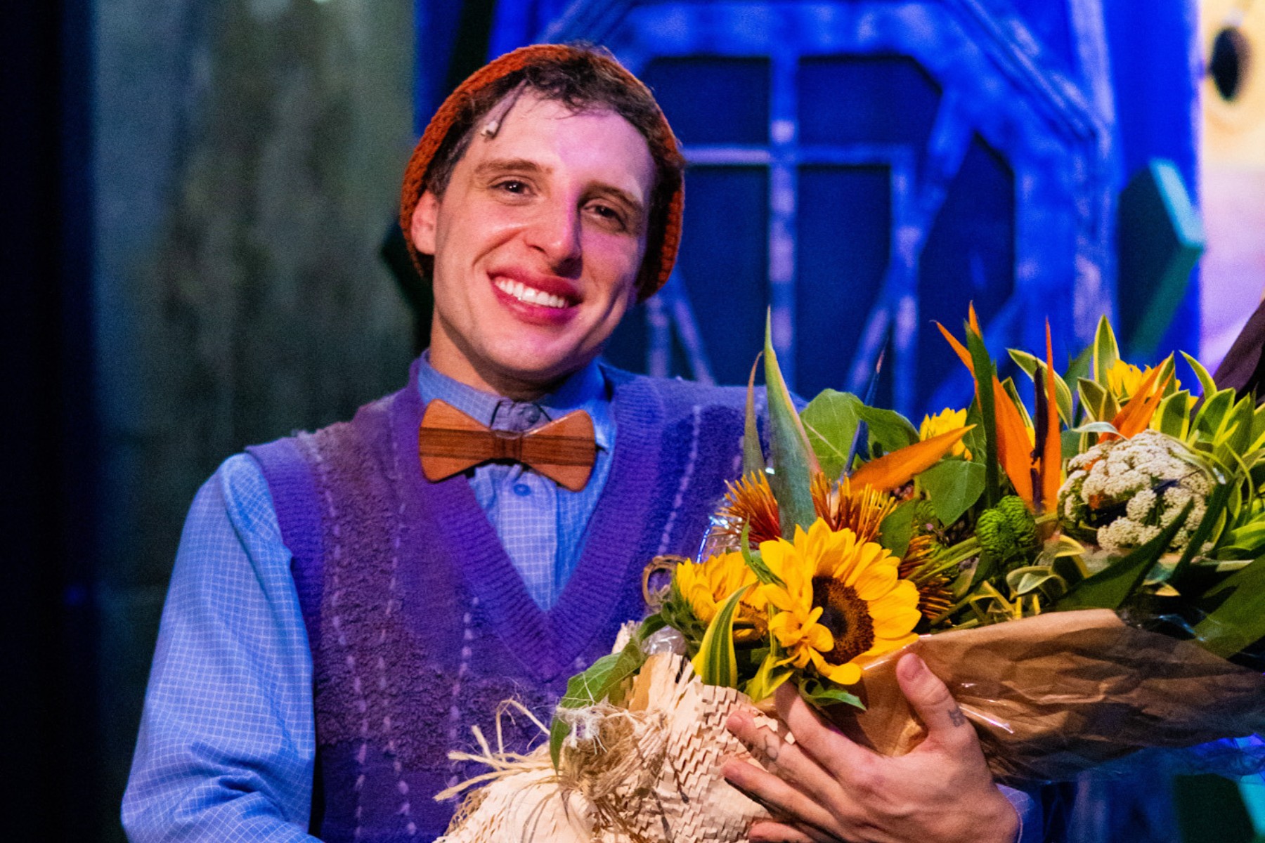 Diego Martins posa com namorado e família após encerrar participação especial em Wicked