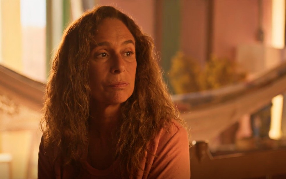 Zefa Leonel convida Quinota a tocar os negócios da família em No Rancho Fundo — Foto: Globo