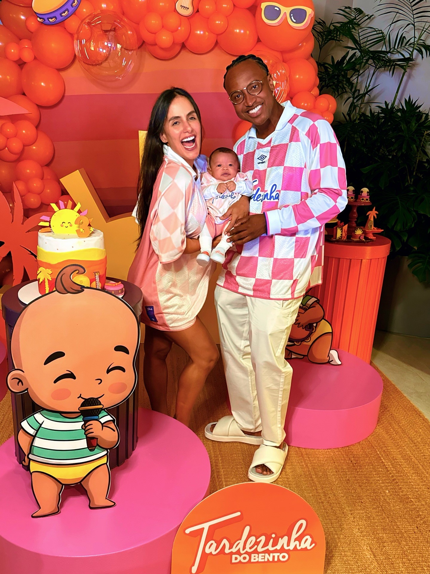 Thiaguinho e Carol Peixinho abrem álbum de mêsversário de Bento com tema 'Tardezinha'