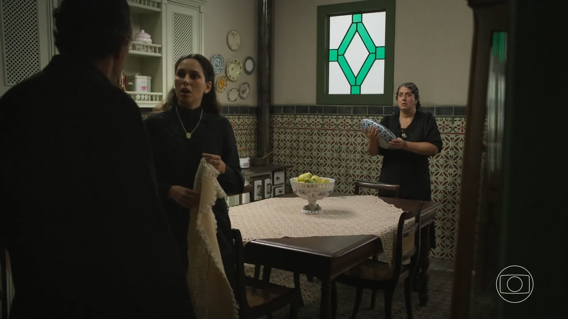 Lexa mostrando alianças de Mell Muzzillo e Marcello Melo Jr.